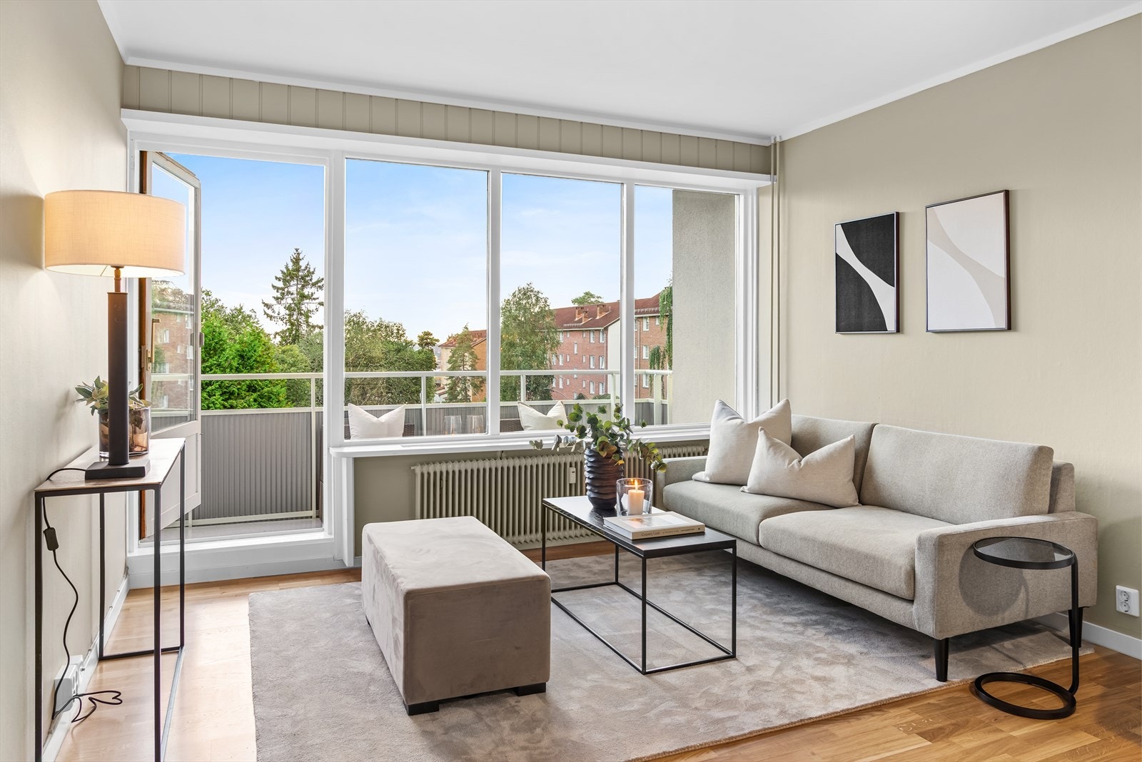 Stuen har god plass til sittegruppe og tilhørende møblement. Galleribilde