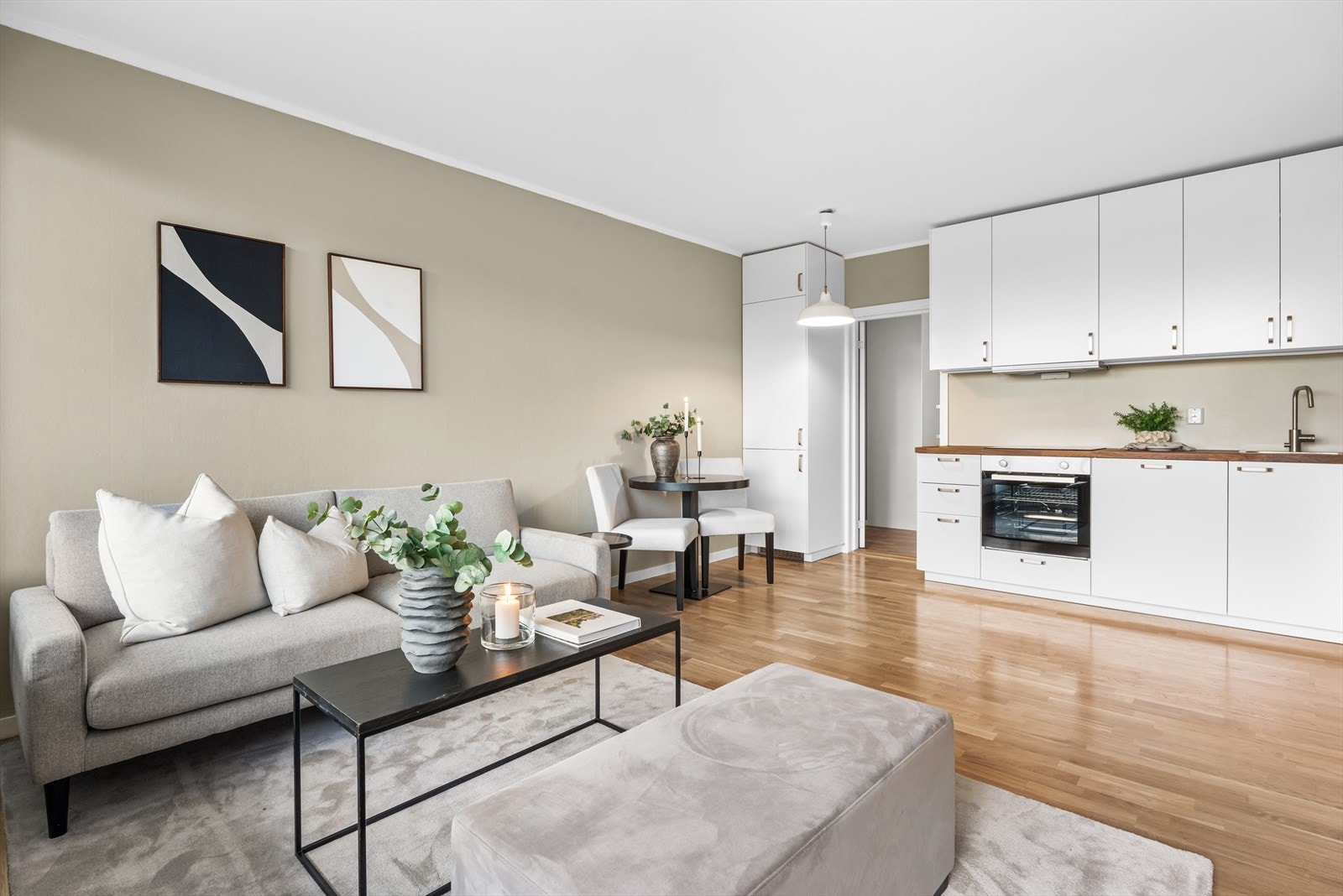 Stue og kjøkken i åpen løsning. Stilren og moderne kjøkkeninnredning fra 2024. Galleribilde