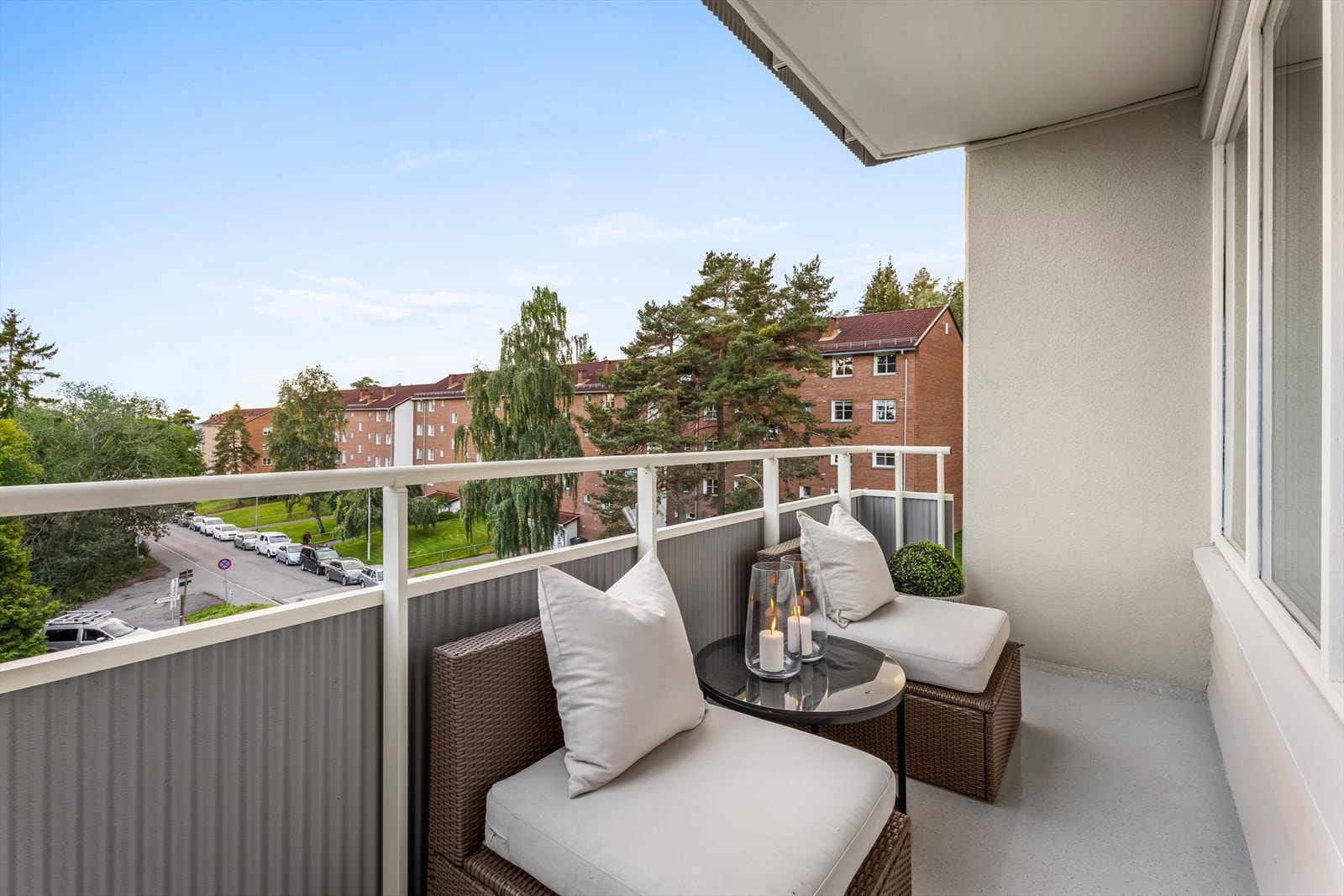 Lun og koselig balkong med nyoppusset fasade i 2024. Galleribilde