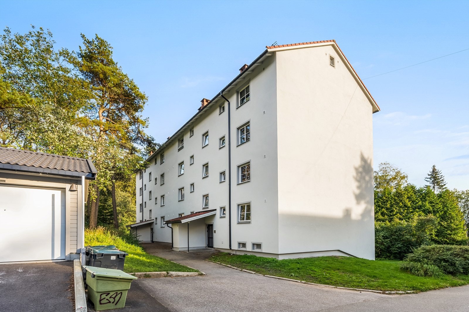 Pent opparbeidet tomt med asfaltert adkomst. Galleribilde