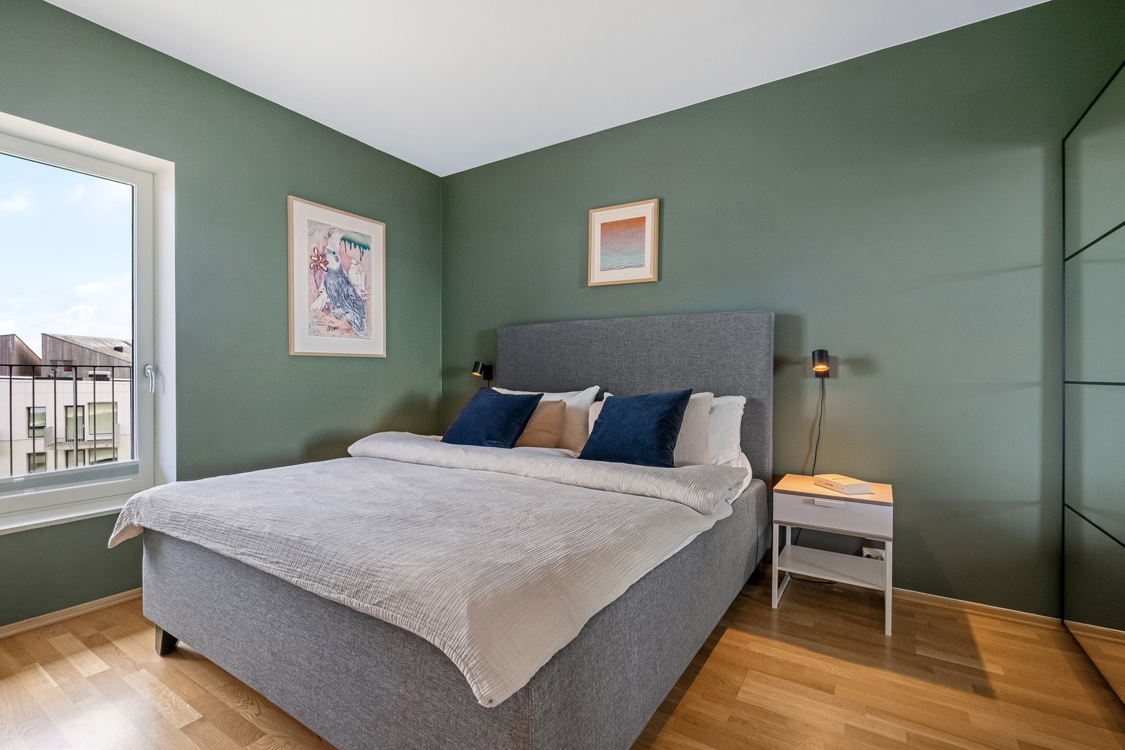 Stort hovedsoverom med skyvedørsgarderobe Galleribilde