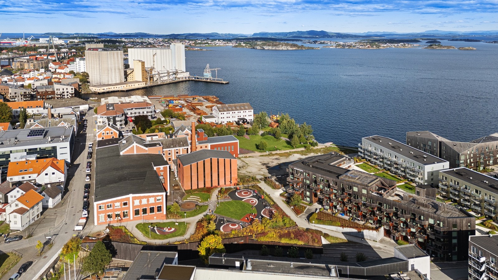 Attraktivt beliggende med parkområde utenfor. Fantastiske solforhold. Galleribilde