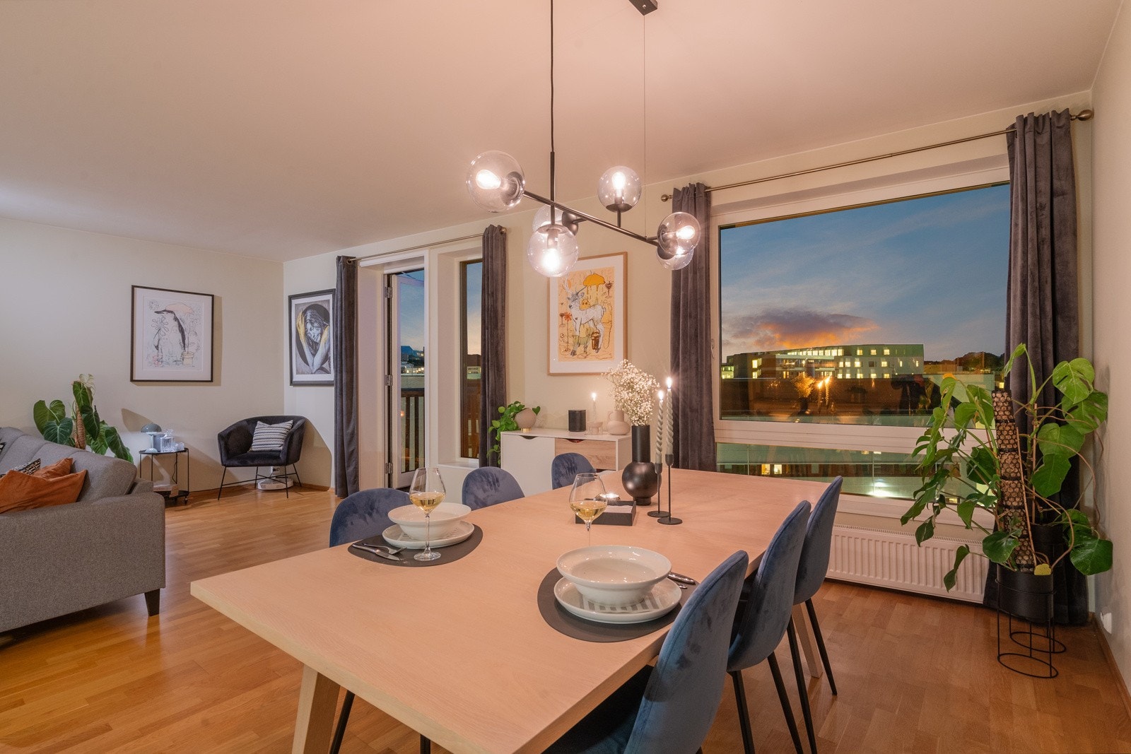 Det er plass til både sofagruppe, spisebord og en lesekrok Galleribilde