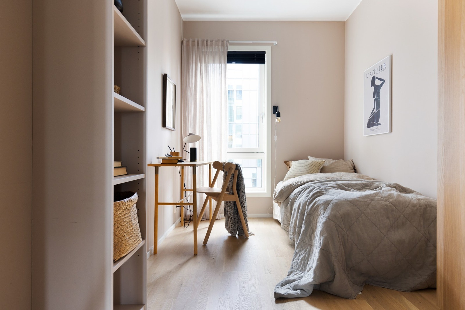 Det andre soverommet er også av god størrelse med god plass til seng, nattbord og garderobe. Galleribilde