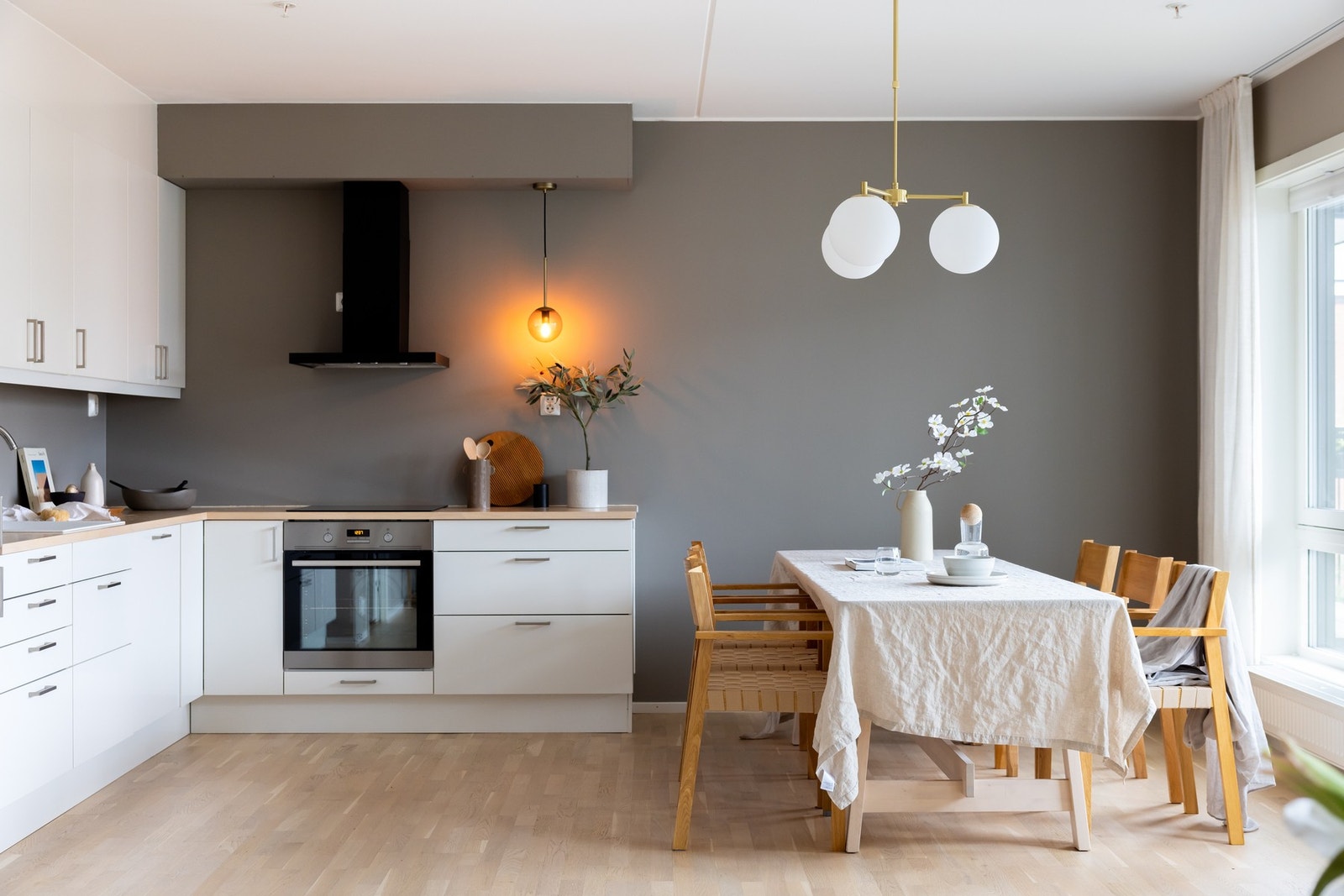 Kjøkkenet har gode arbeidsvilkår med mye benkeplass og god oppbevaringsplass i skap og skuffer. Galleribilde