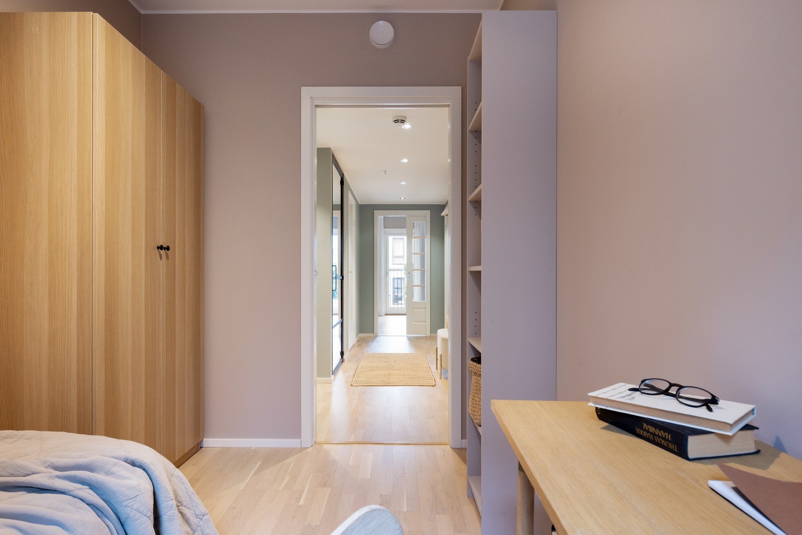 Begge soverommene er innredet med en romslige garderobeløsninger som medfølger ved salg. Galleribilde