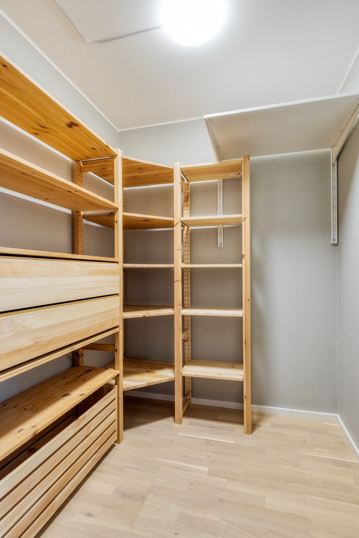 En svært praktisk bod tilknyttet entreen gir ekstra god lagringsplass. Galleribilde