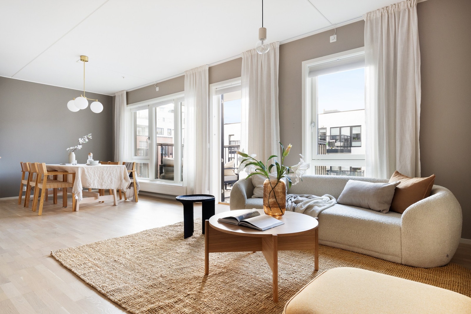 Kristine Hauan Berg ved EIE Løren ønsker velkommen til Bøkkerveien 14B! Galleribilde