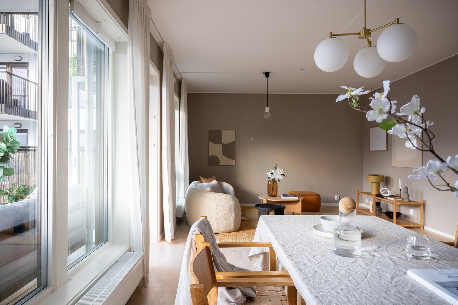 Stue og kjøkken ligger i en åpen løsning. Galleribilde