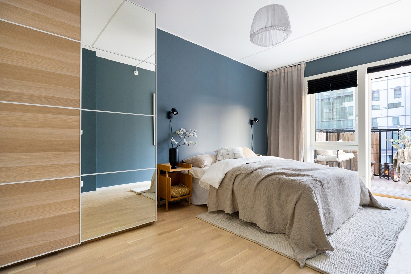 Soverommene er praktisk plassert i den ene enden av boligen, så her kan man enkelt trekke seg tilbake for en god natts søvn. Galleribilde