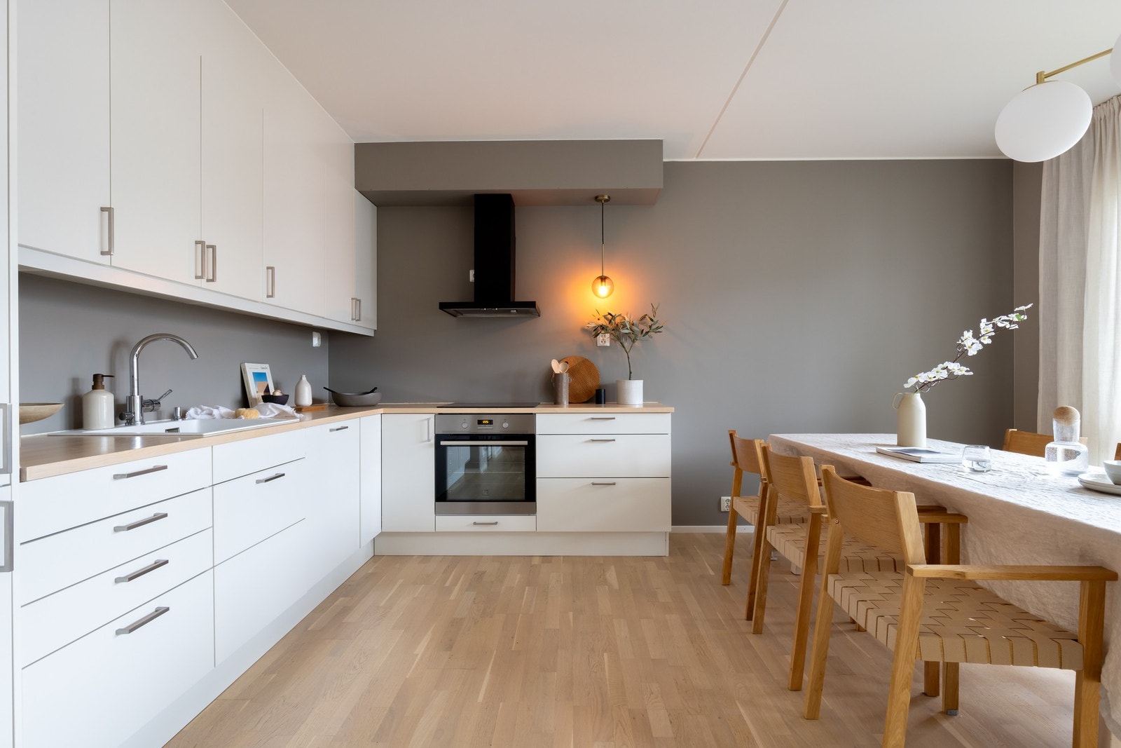 Leiligheten har et oppgradert og tidløst kjøkken fra Sigdal med heltre benkeplate, stilrene overflater og praktiske fordeler. Galleribilde