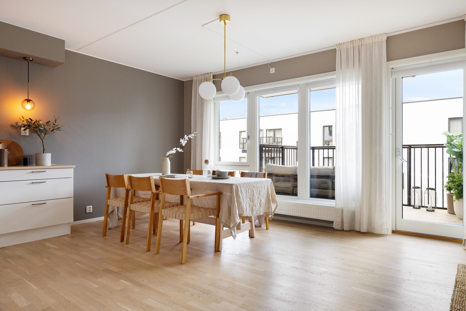 Kombinasjonen av de store vindusflatene som slipper inn rikelig med naturlig lys og en god planløsning gir leiligheten en luftig atmosfære og romfølelse. Galleribilde