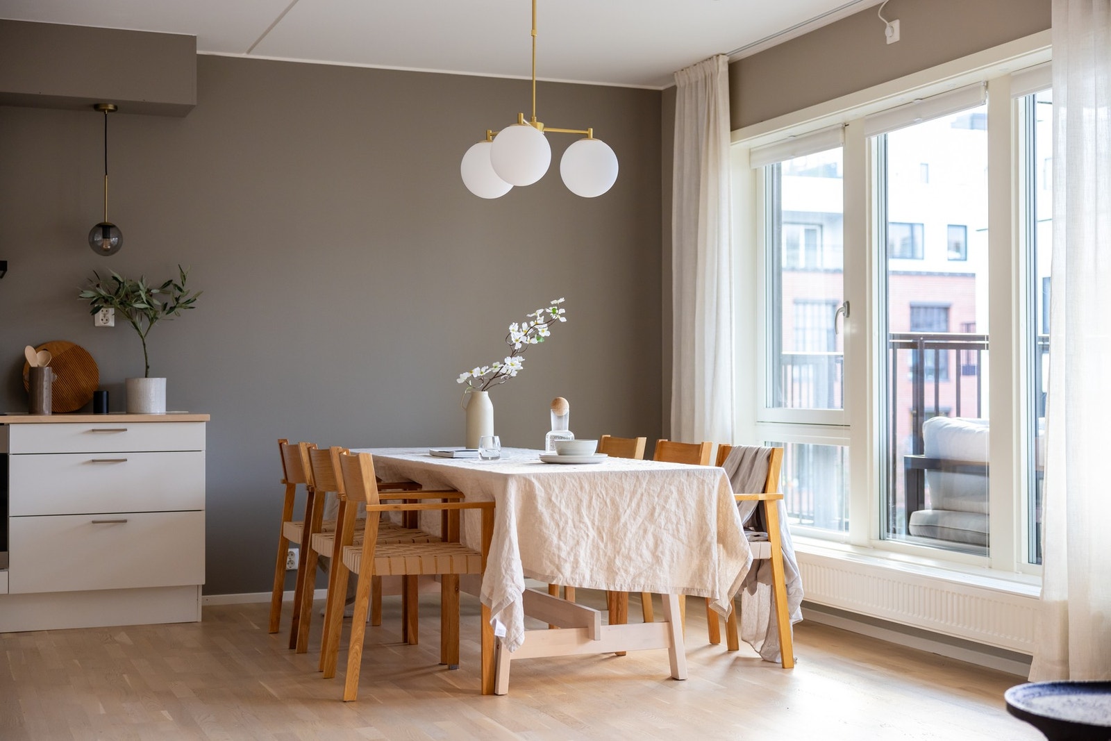 Kjøkkenet er utstyrt med integrerte hvitevarer som ovn, kjøl/frys og oppvaskmaskin - disse medfølger ved salg. Galleribilde