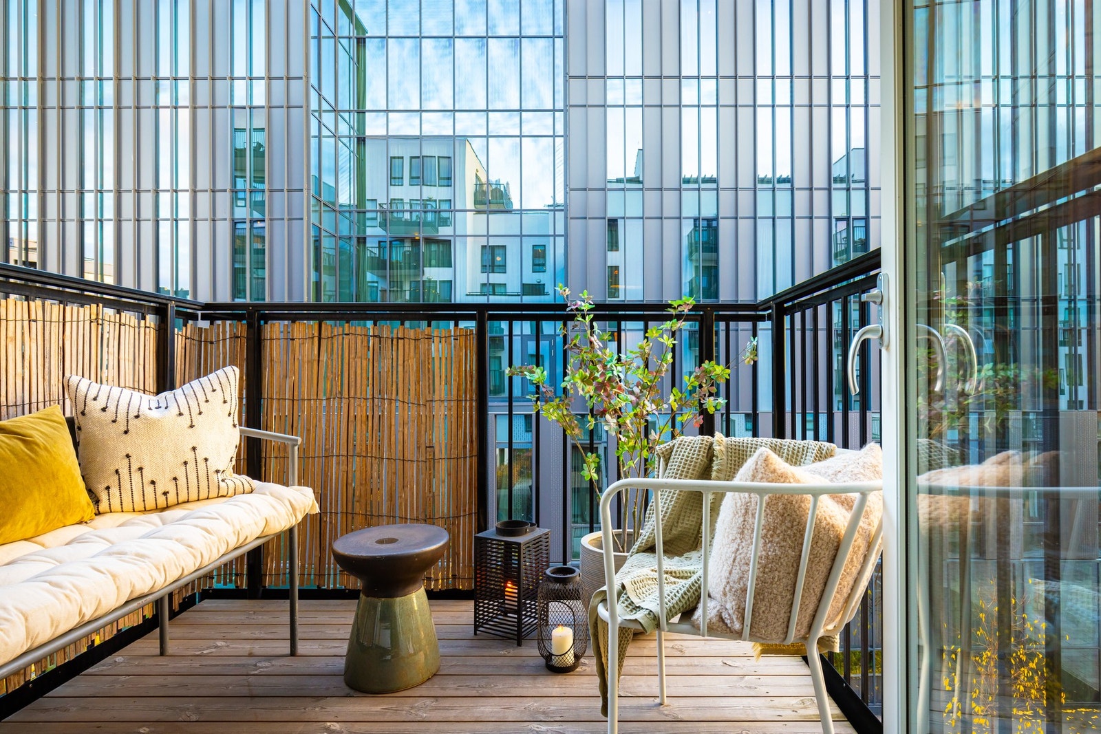 Terrassebord på gulv. Utelys og utestikk. Galleribilde