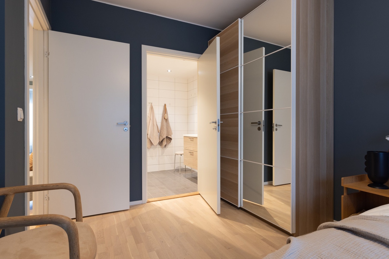 Hovedsoverommet er særdeles stort og har tilgang til både balkong og eget bad "en-suite" med dusj og toalett. Galleribilde