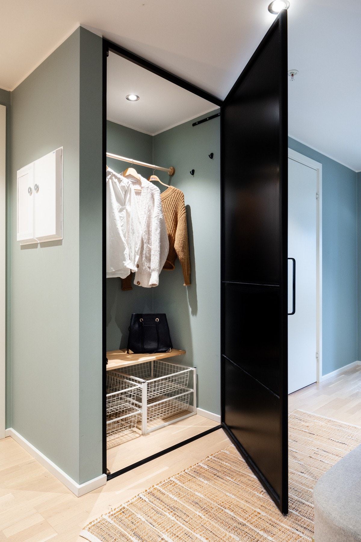 Her er det en praktisk garderobeløsning, perfekt til yttertøy og sko. Galleribilde