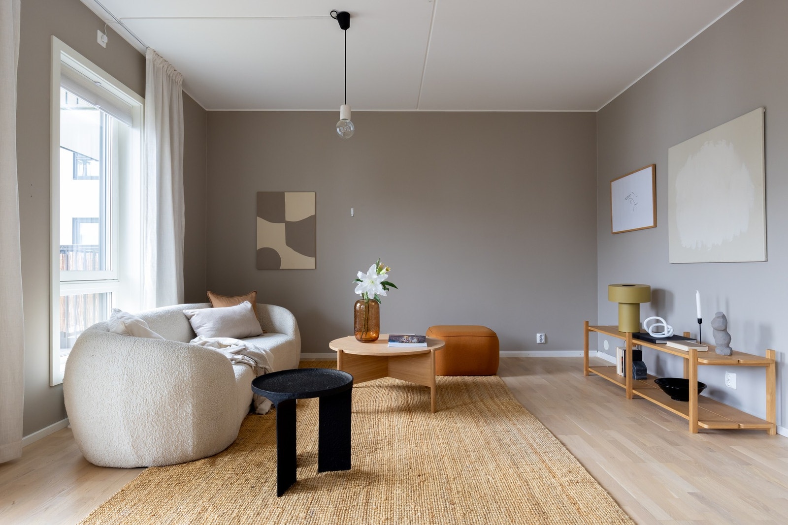 Rommet har en fin planløsning som gir en naturlig inndeling i ulike soner med plass for sofa med tilhørende møblement samt spisestue. Galleribilde