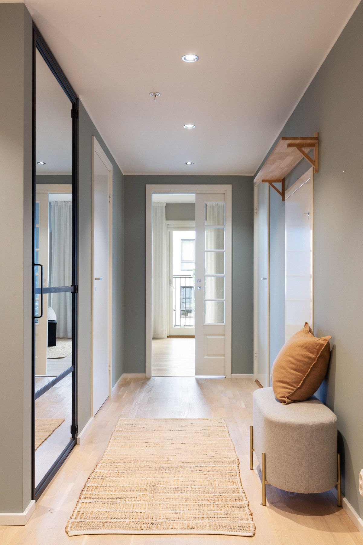 Det første som møter deg i leiligheten er en romslig og innbydende entré hvor det er god plass til å henge fra seg yttertøy og sette fra seg sko. Galleribilde