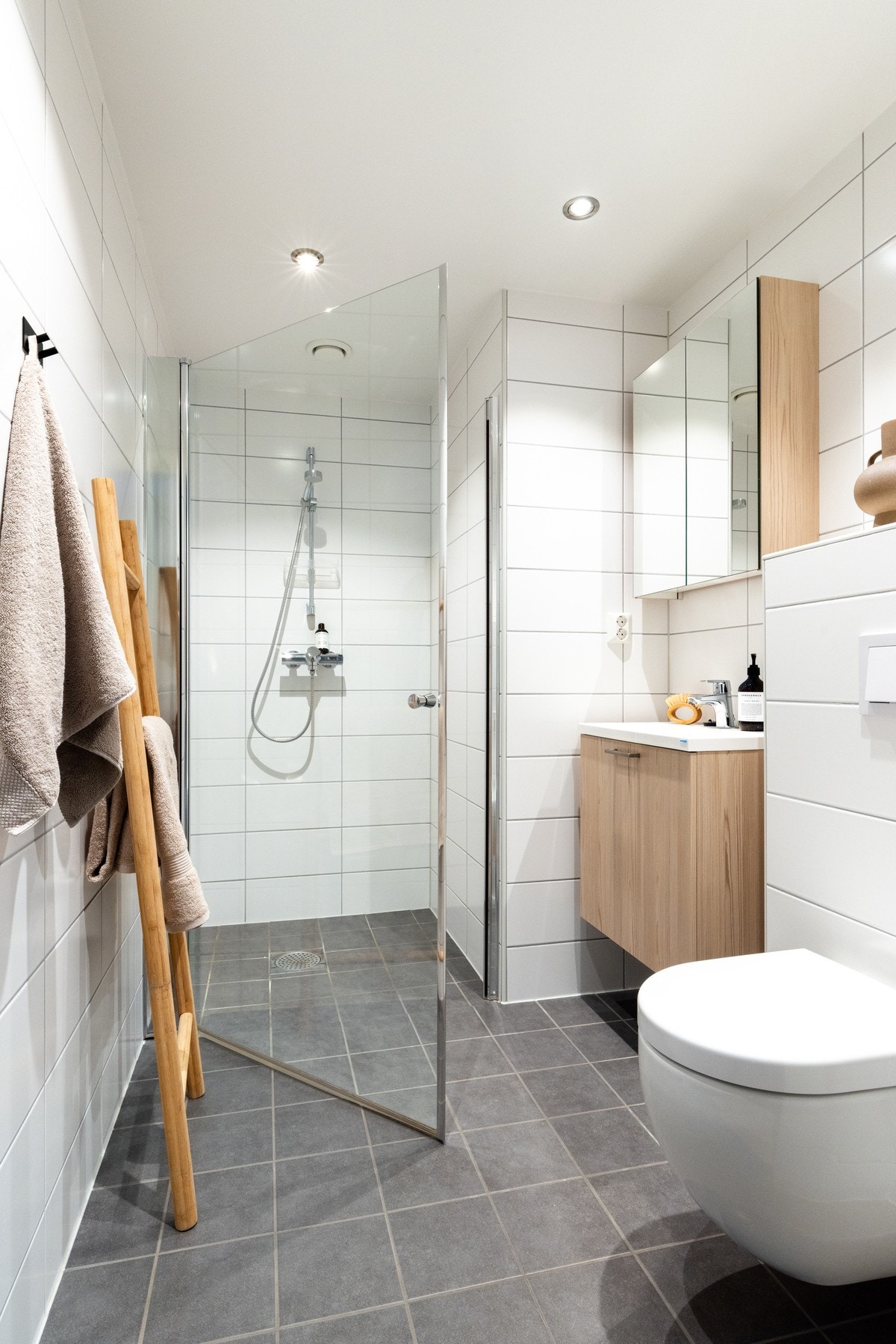 Badet med adkomst fra entréen fremstår delikat med tidsriktige overflater og innredning. Galleribilde