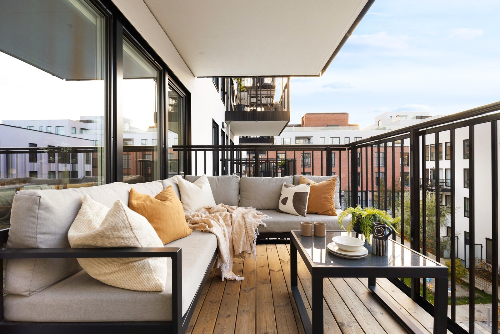 Fra stuen er det utgang til boligens vestvendte balkong på 10 kvm med utsyn mot hyggelige fellesområder. Galleribilde