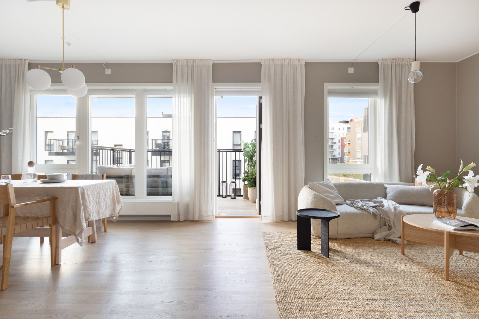 Dette er en flott gjennomgående 3-roms leilighet fra 2018 beliggende i 4. etasje med heisadkomst. Galleribilde