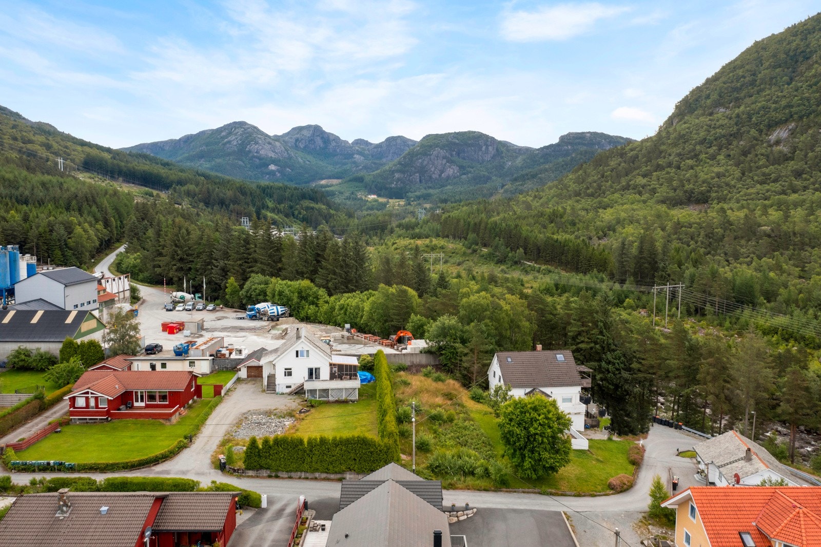 Eiendommen har en fin beliggenhet kun ca 1,5km fra Jørpeland sentrum. Galleribilde
