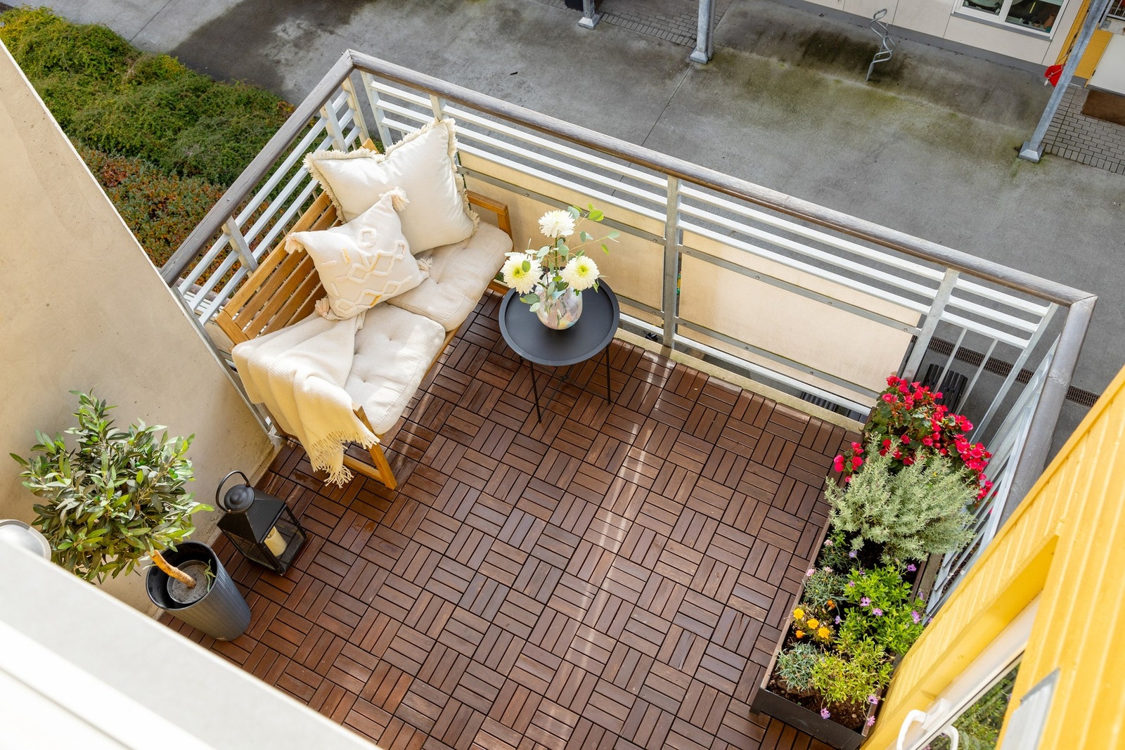 Balkongen har plass til sittegruppe og beplantning. Galleribilde