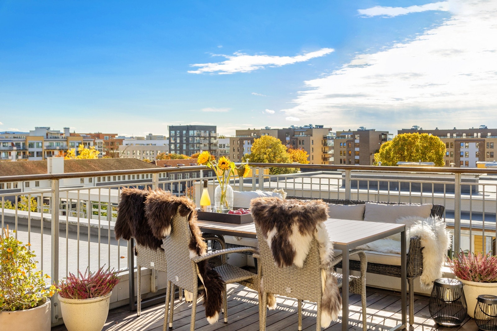 Uteplassen er på 22 kvm og gir med det god plass til både loungemøbler, solsenger og spisebord. Galleribilde