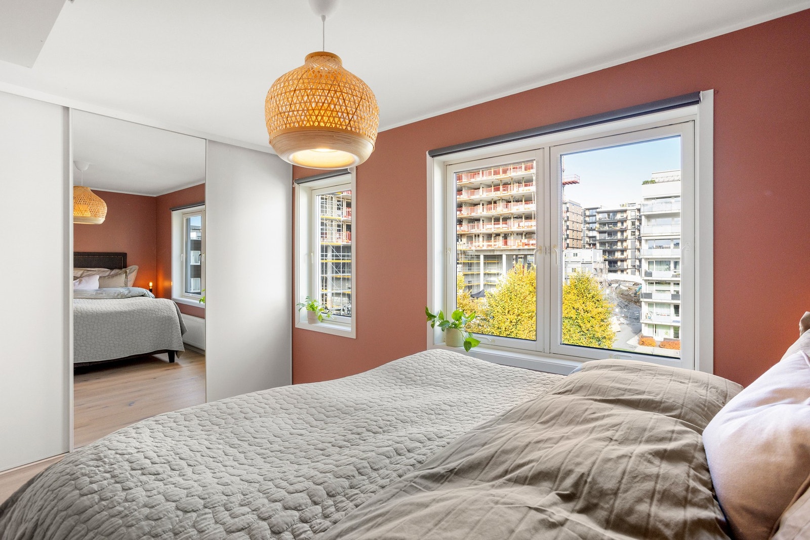 Det er satt inn en stor skyvedørsgarderobe med speilfront som gir godt med oppbevaring og som selvsagt blir stående. Galleribilde