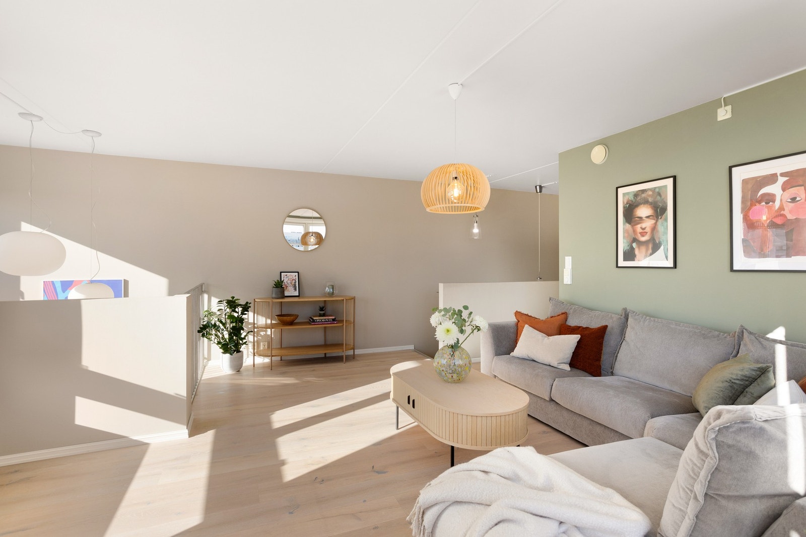 Det ble lagt ny, flott 1-stavs eikeparkett gjennomgående i leiligheten i 2021 og rommet er malt i moderne fargevalg. Galleribilde