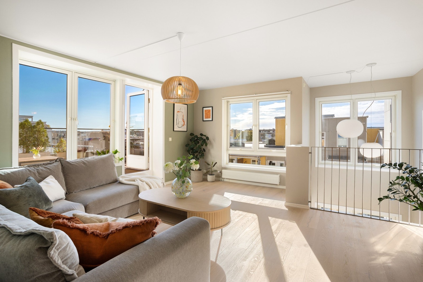 Stuen er enkel å innrede med en komfortabel og romslig sofa. Galleribilde
