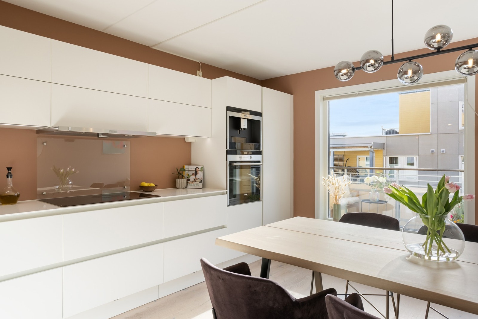 Integrerte hvitevarer fra Siemens som induksjonstopp, kaffemaskin, komfyr og kjøl/frys blir stående. Galleribilde