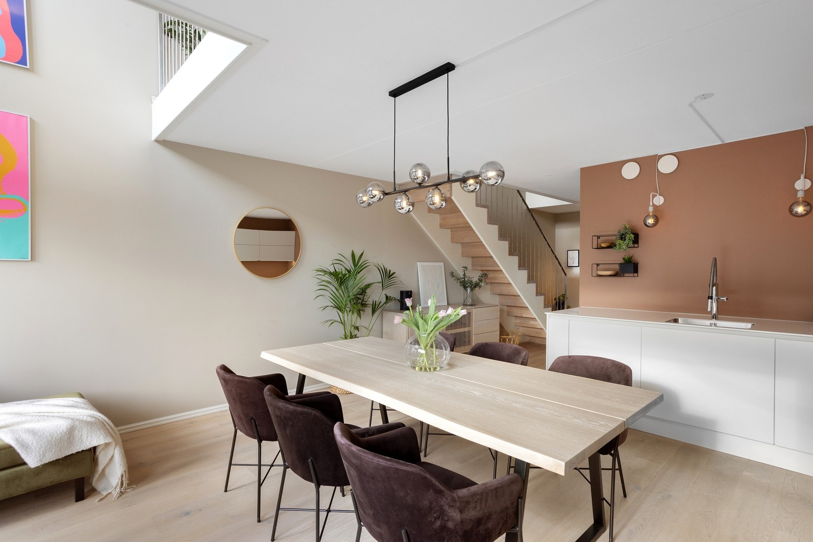 Rommet har god plass til spisestue hvor både familie og venner kan samles. Galleribilde