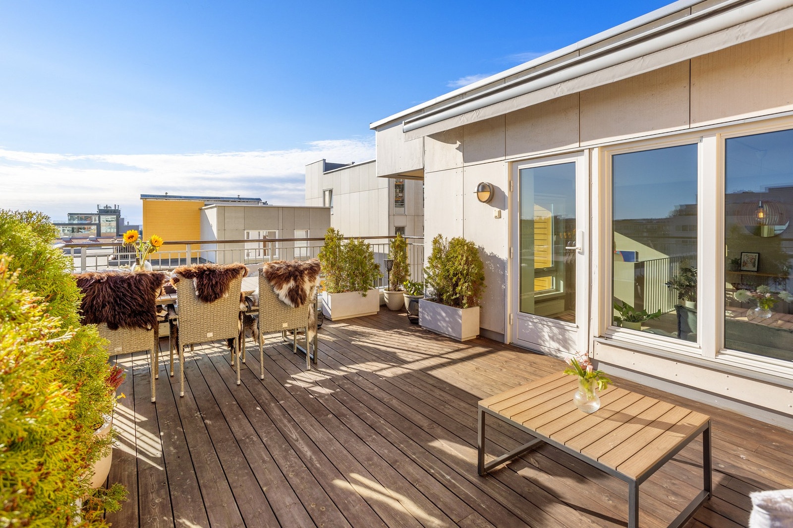 Med boligen får du en fantastisk, privat takterrasse som ligger fint og skjermet til. Galleribilde