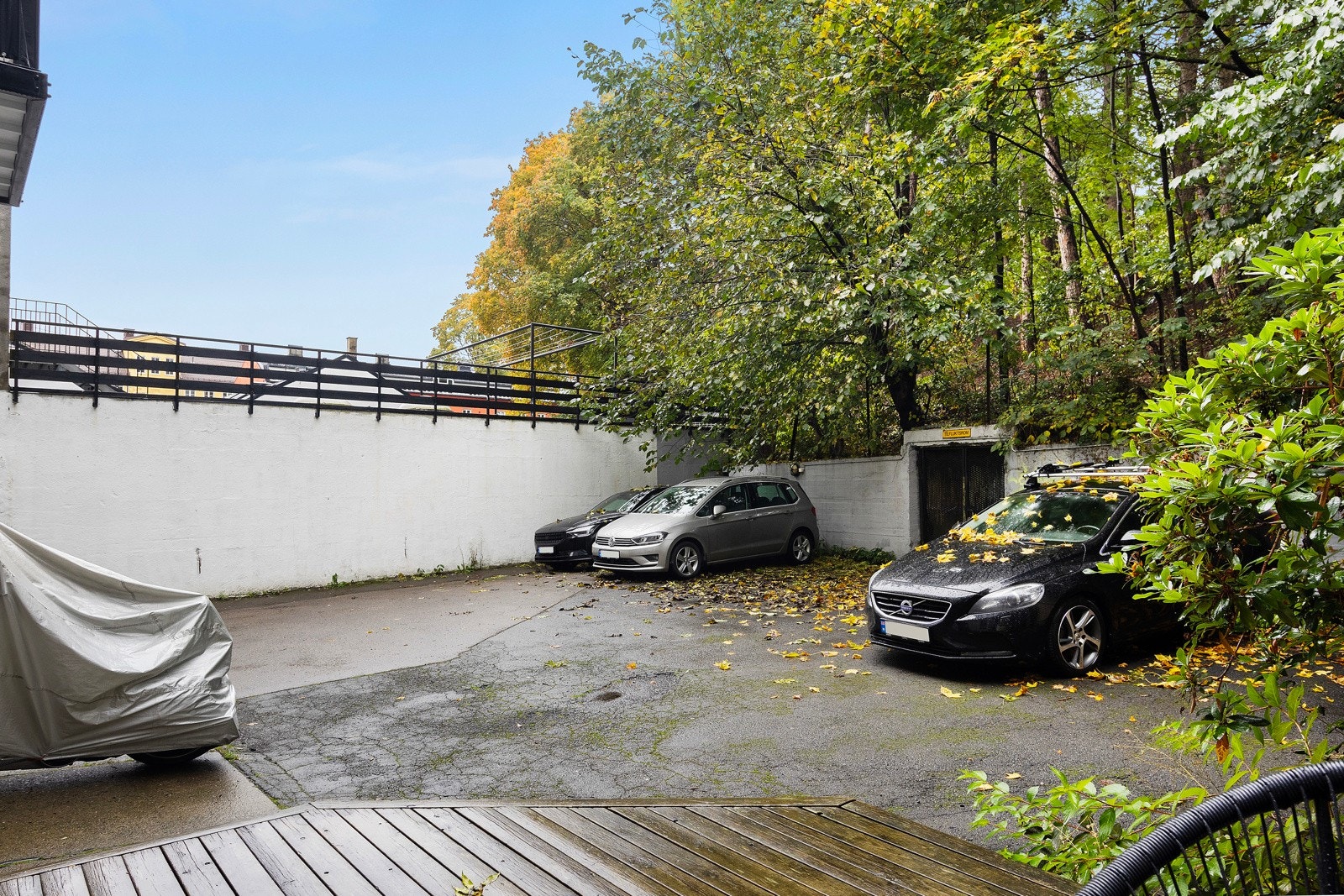 Sameiet består av 8 seksjoner, hvorav det er 6 parkeringsplasser i bakgård som fordeles etter "førstemann til mølla" prinsippet. Galleribilde