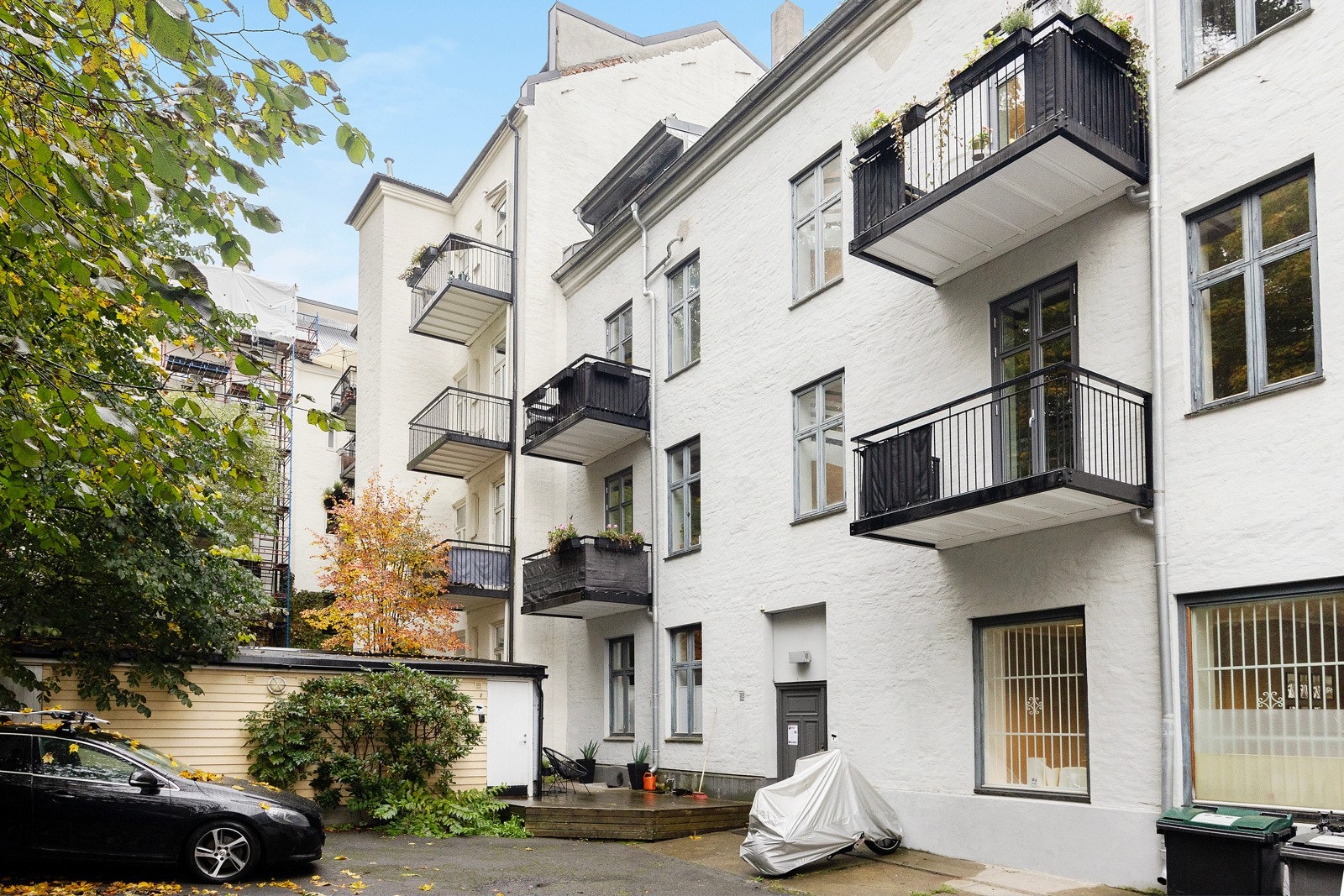 Bakgård med 6 parkeringsplasser. Galleribilde