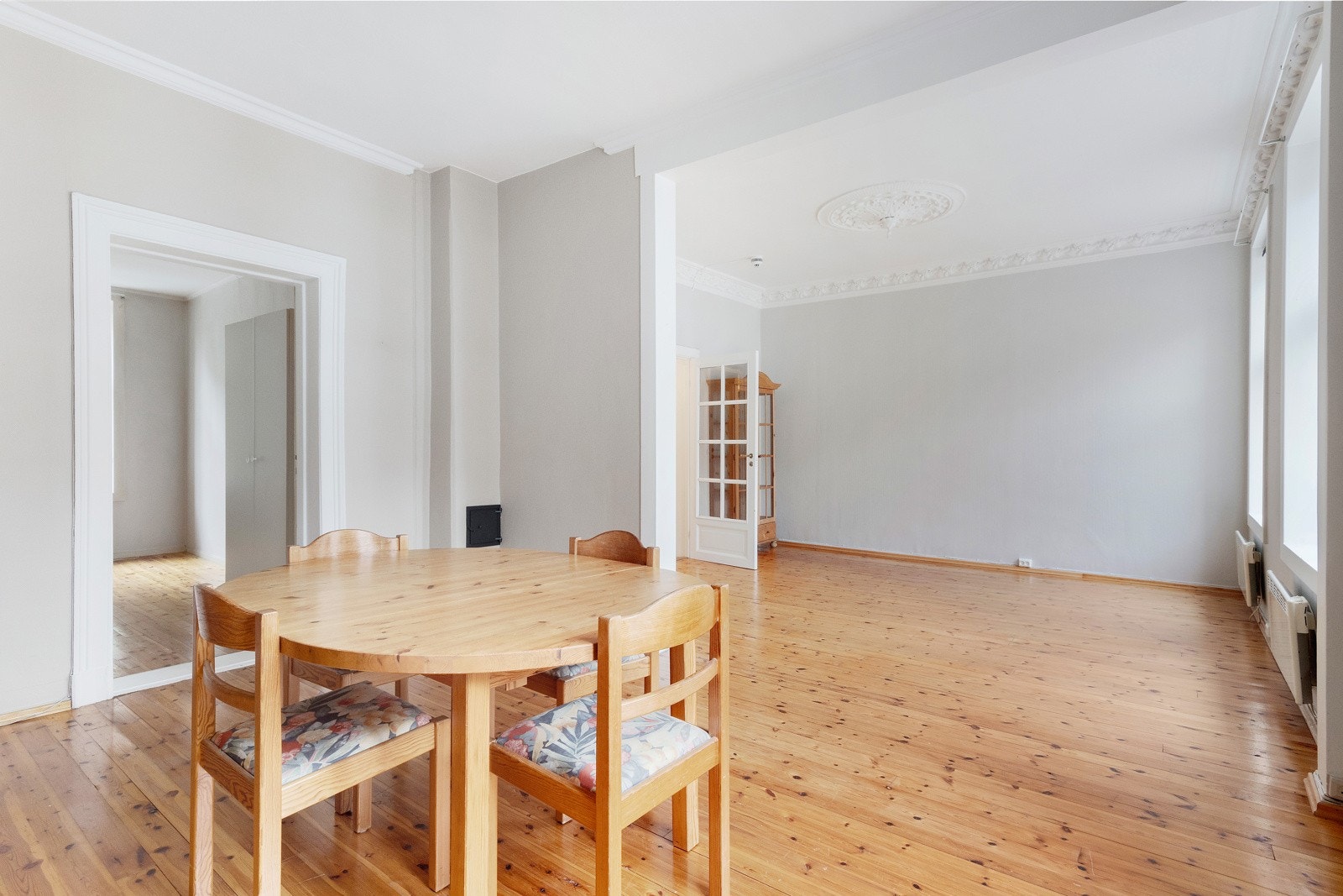 Spisestue med stue i bakgrunnen. Galleribilde