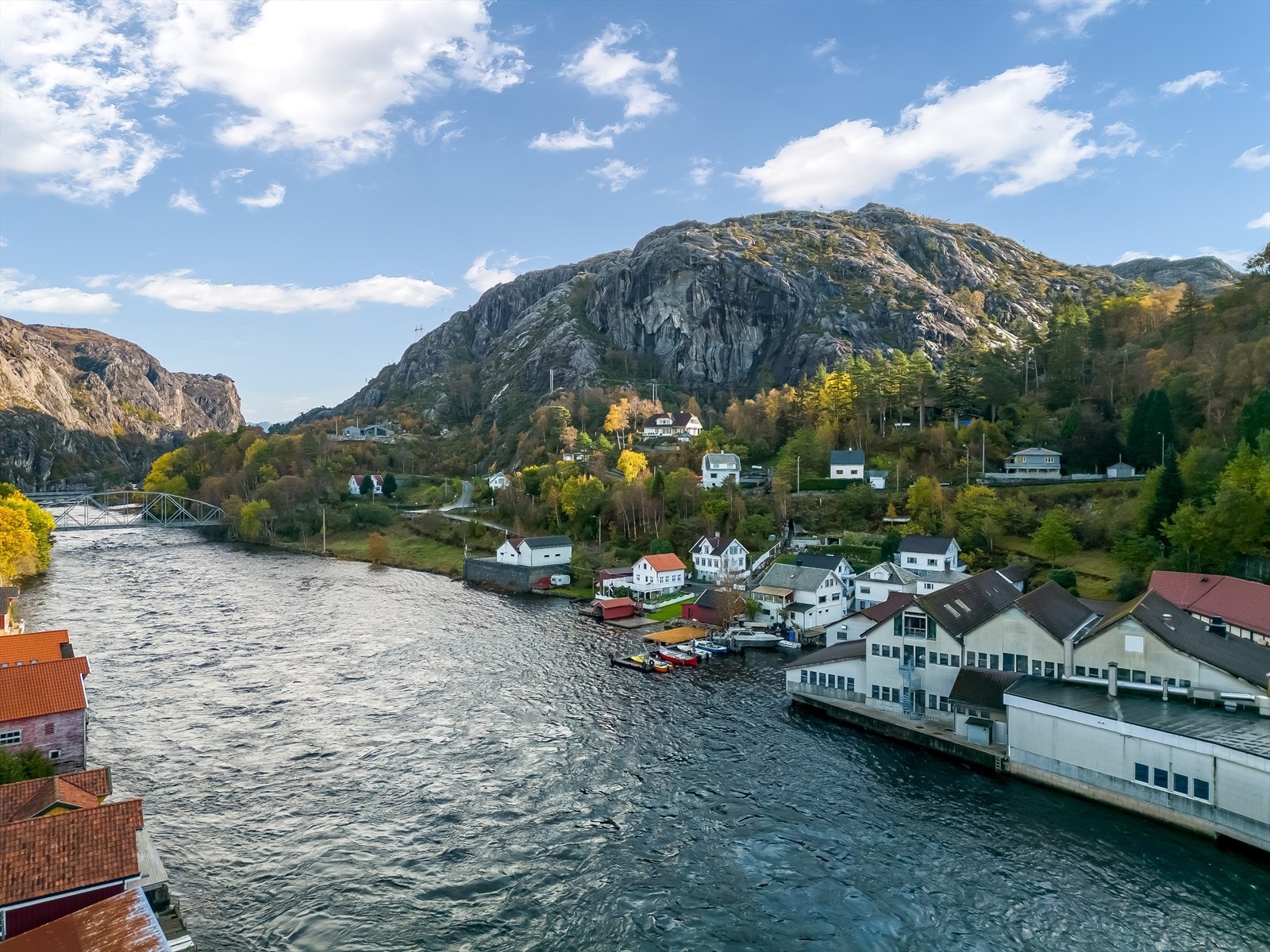 Eiendommen ligger i Flekkefjord i Agder - like ved grensen til Rogaland. Galleribilde