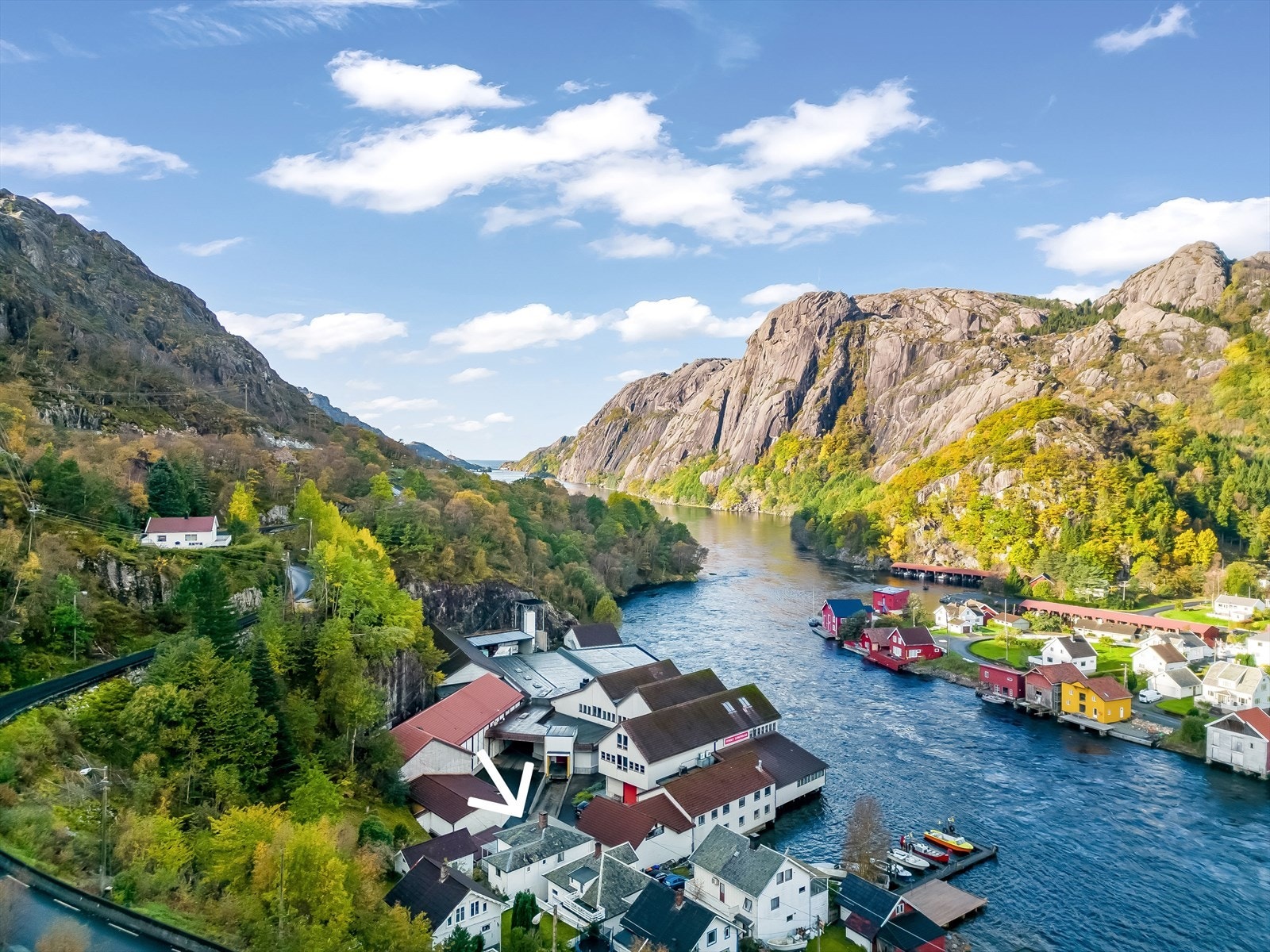 Elva og fjorden markerer skillet mellom Vestlandet og Sørlandet. Galleribilde