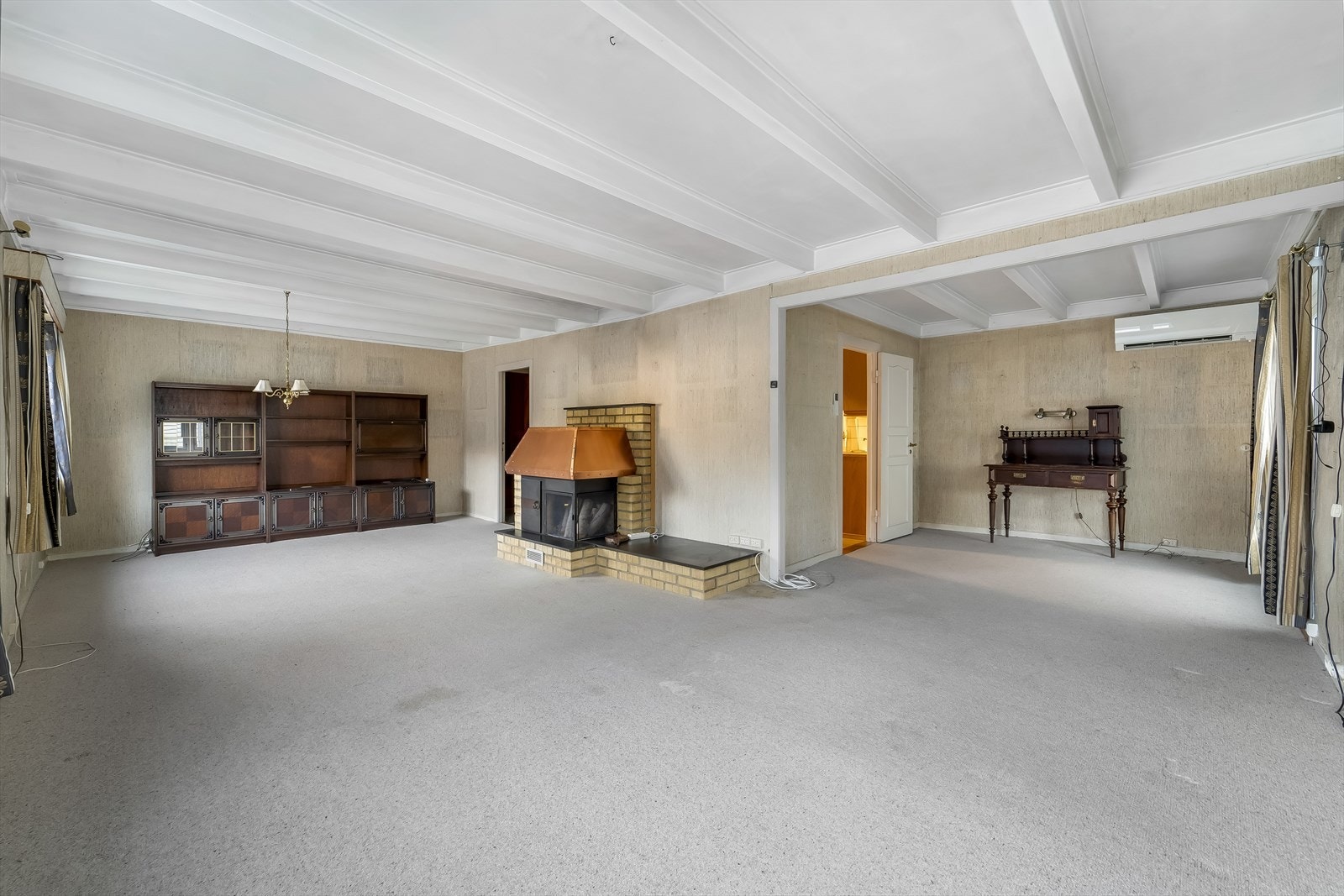 Romslig stue med varmepumpe. Peis/pipe har fyringsforbud. Galleribilde