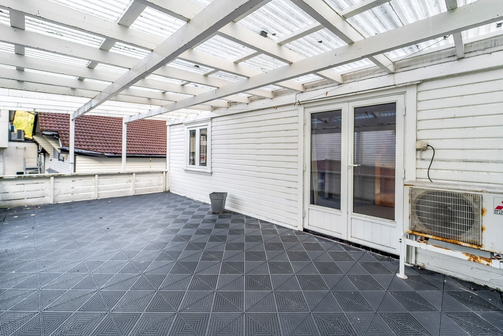 Stor terrasse med fin plass til både grill og hagemøbler. Galleribilde