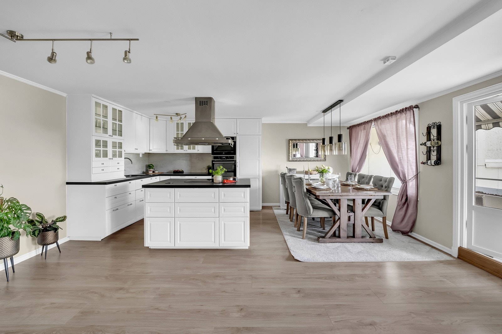 Det er praktisk å møblere med spisestuen rett "utenfor" kjøkkenet. Galleribilde