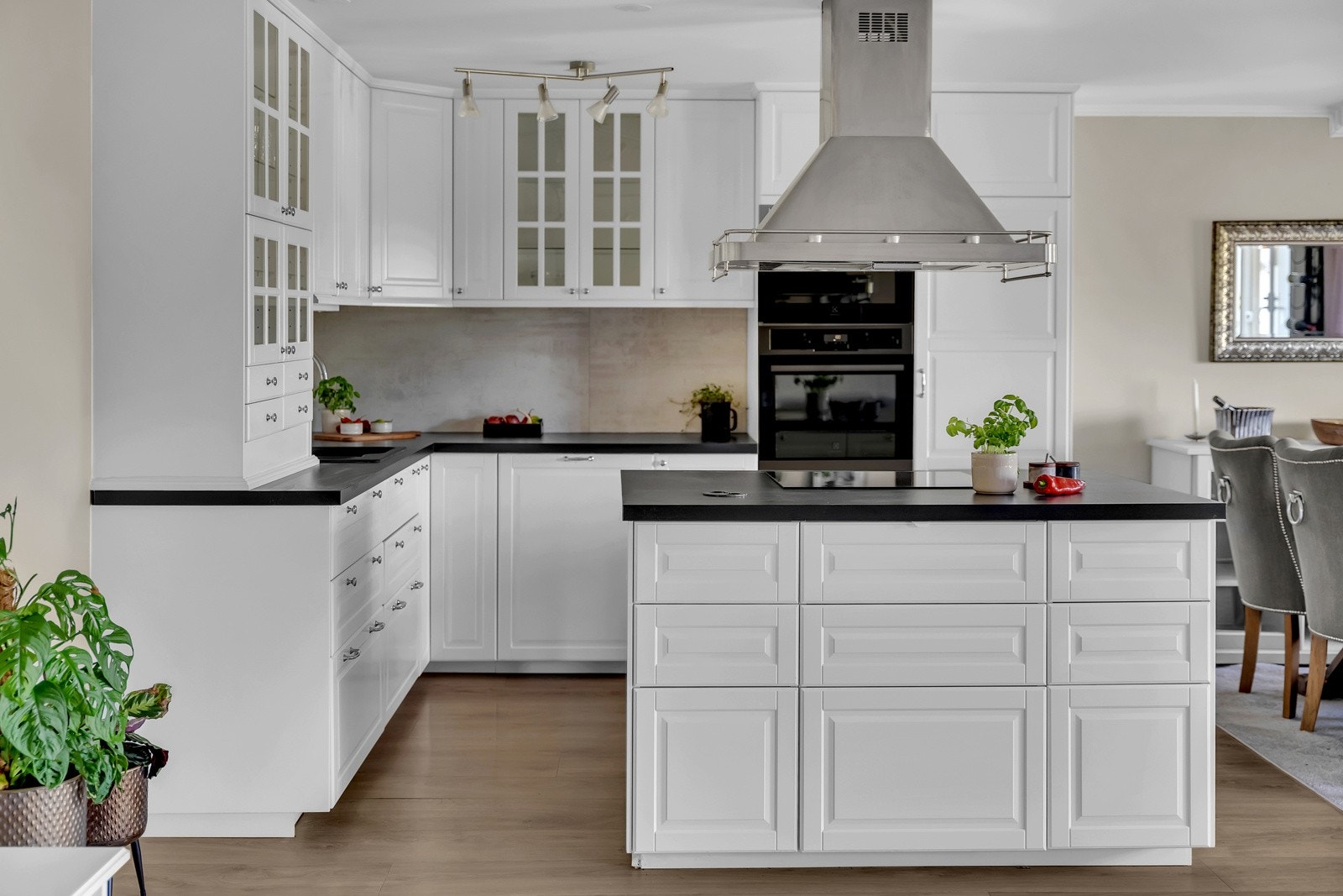 Kjøkkenet fikk ny innredning i 2018 (fra IKEA) og er plassert i L-form. Innredningen har hvite, profilerte fronter i klassisk stil, vitrineskap, benkevitrine, og benkeplate i sort laminat med nedfelt vaskekum i kompositt. Galleribilde