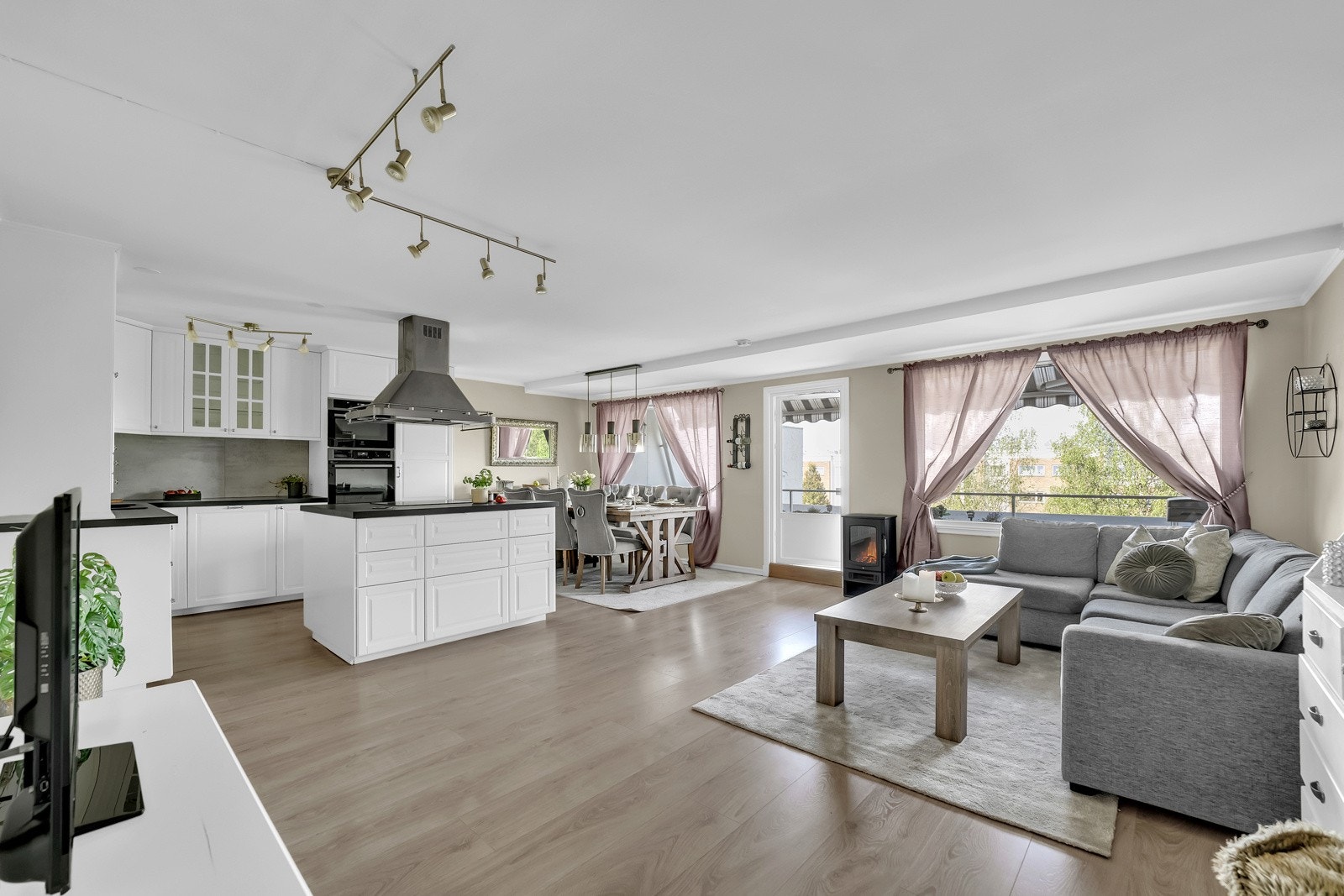 Velkommen til Blystadringen 12D - en romslig 4/5-roms leilighet, som er lys og trivelig, med nyere kjøkken i åpen løsning mot stue. Galleribilde