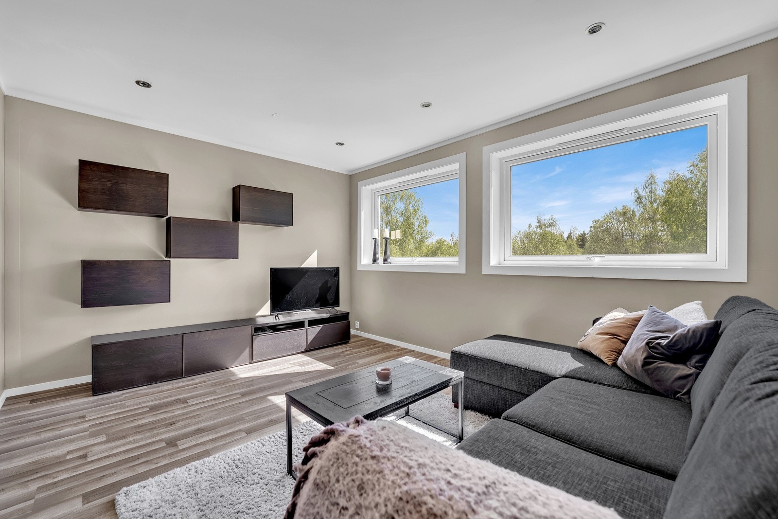 Soverom nr. 3 er opprinnelig 2 soverom og kan med enkle grep tilbakeføres, slik at leiligheten får totalt 4 soverom. Galleribilde