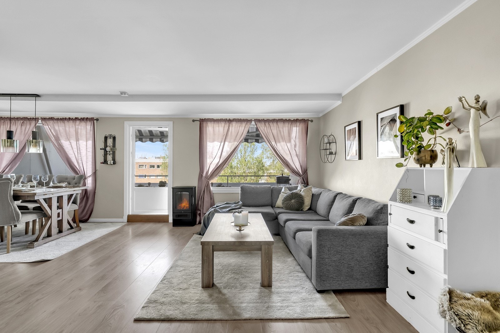 Gode vindusflater mot vest gir rommet rikelig med dagslys, og lysmalte vegger understreker den lette stemningen. Galleribilde