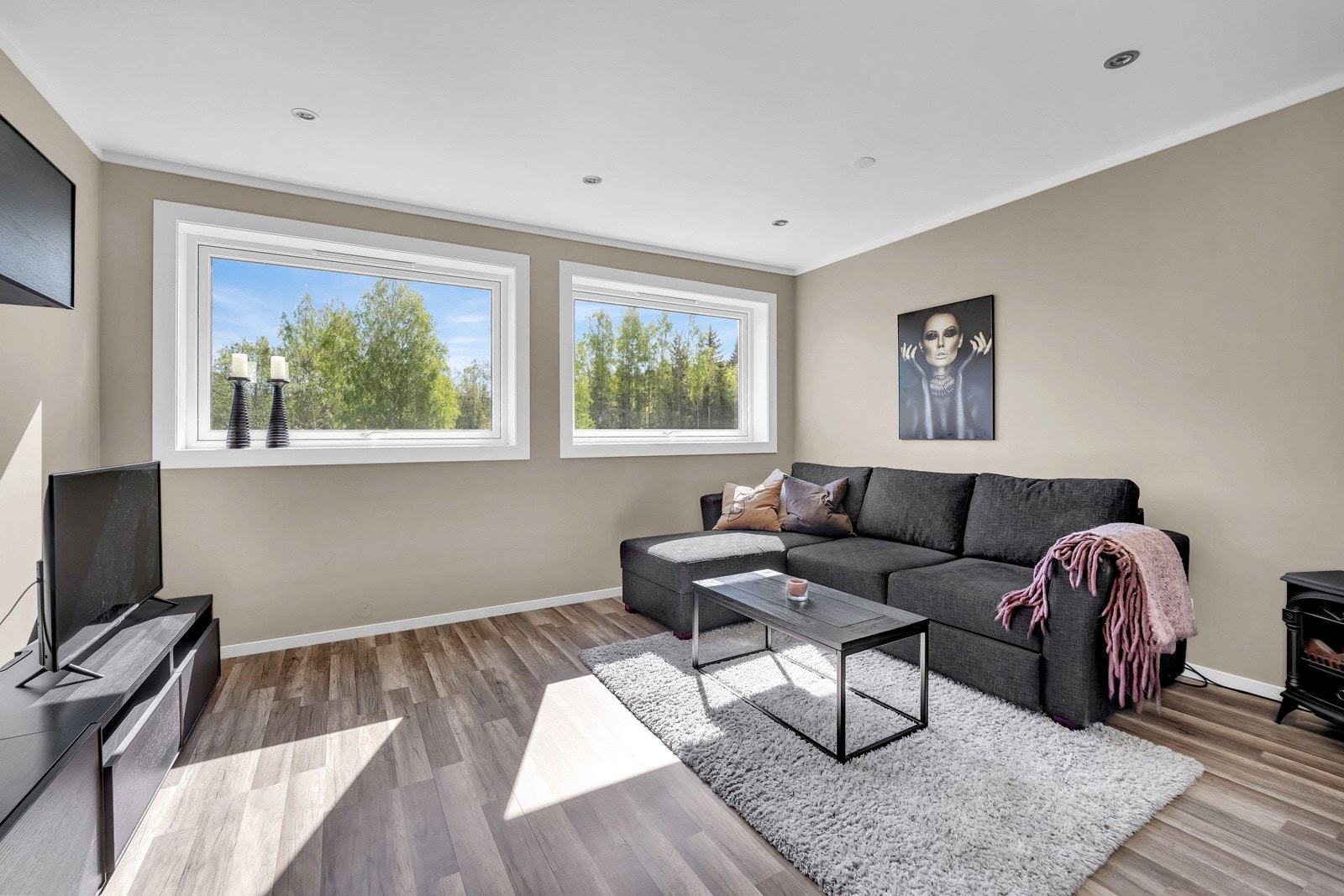 Soverom nr. 3 er også et meget romlig soverom på ca. 13 kvm. God belysning med integrerte spotter og dimmefunksjon. Galleribilde