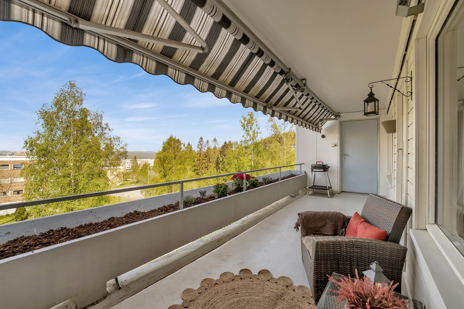 Vestvendt terrasse på ca. 14 kvm med fin utsikt, overbygg, elektrisk terrassemarkise og utebod. Galleribilde