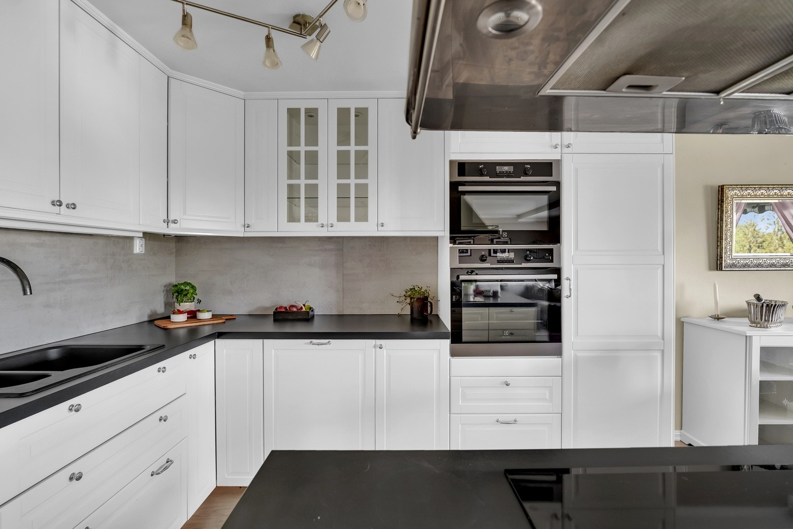 Kjøkkenet har integrert kjøleskap, oppvaskmaskin, mikrobølgeovn, stekeovn og induksjonstopp, fra Ikea og Electrolux. Galleribilde