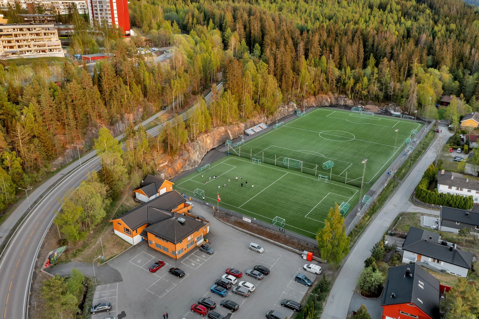 Dronebilde Løvenstad klubbhus med Sandbekkbanen Galleribilde
